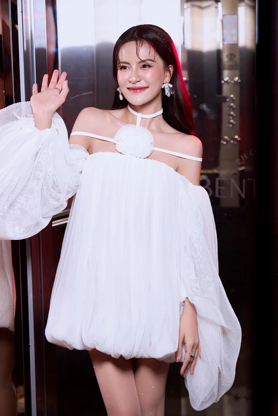 Ảnh gái xinh da trắng và làn da trắng sứ không tì vết