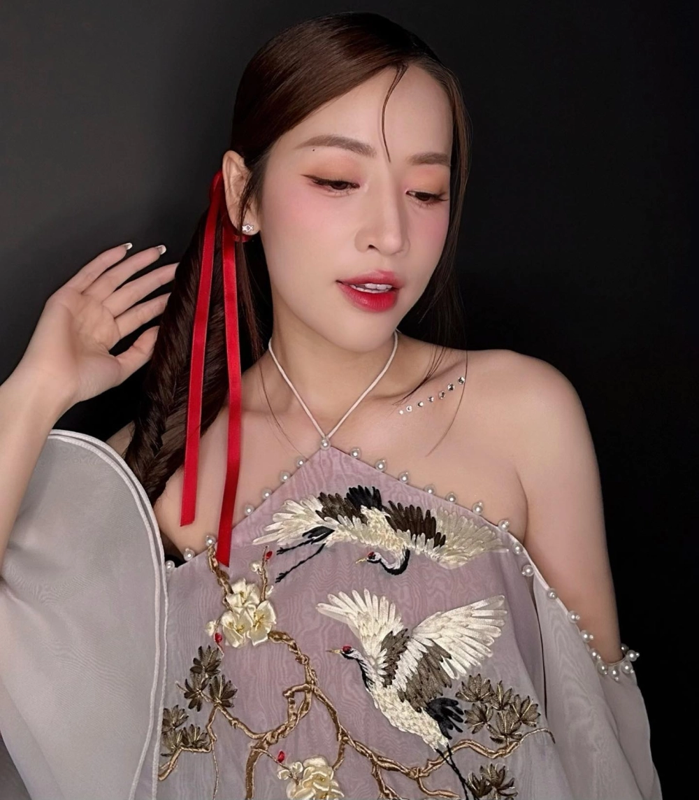 Ảnh con gái trưởng thành và vẻ đẹp mặn mà, quyến rũ