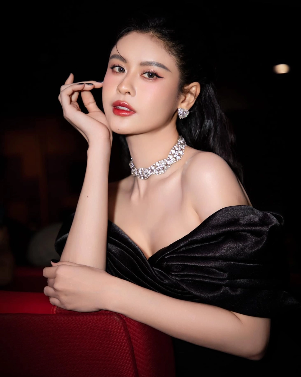 Ảnh con gái chụp sau lưng và vẻ đẹp bí ẩn, đầy lôi cuốn