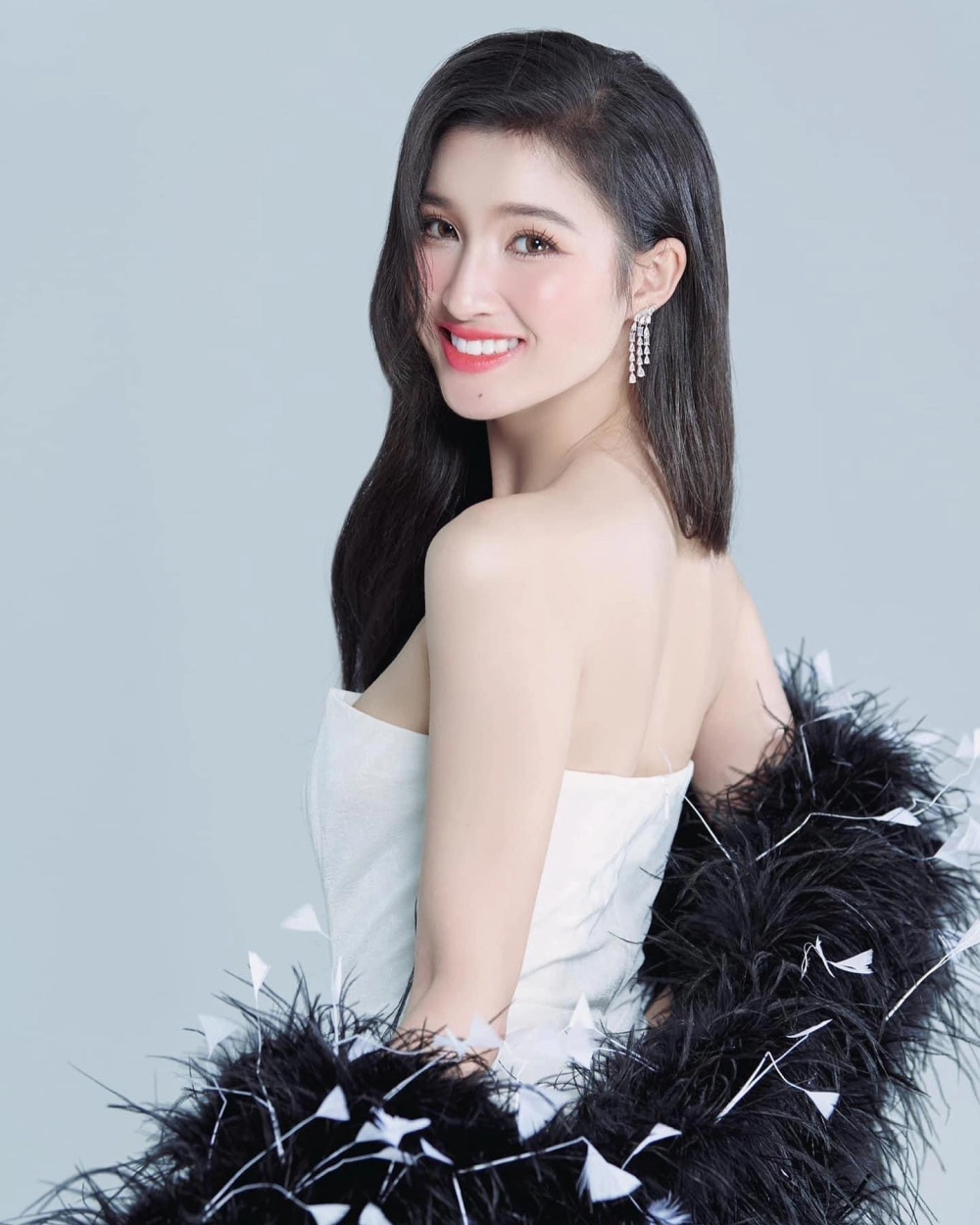 Ảnh gái xinh tóc dài thướt tha, dịu dàng và đầy nữ tính