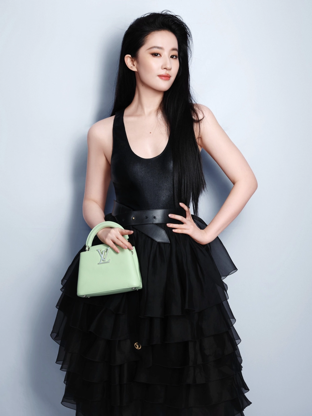 Ảnh gái xinh ngầu Trung Quốc và thần thái lạnh lùng, sang chảnh