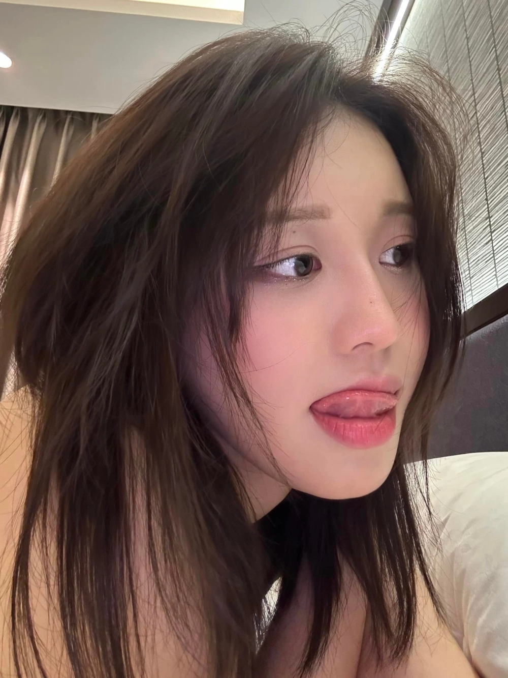 Ảnh gái xinh Viêt Nam (Việt Nam) duyên dáng trong tà áo dài