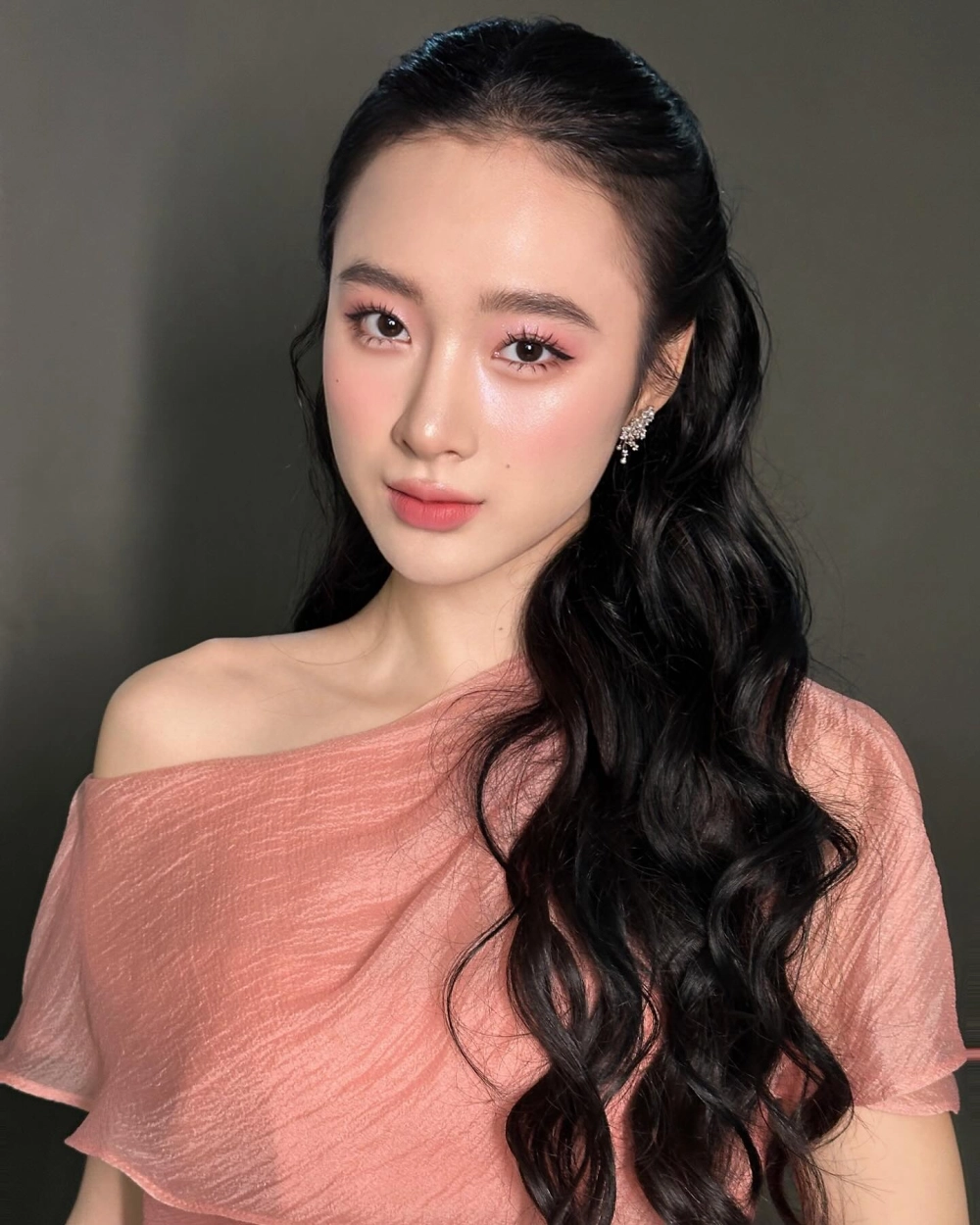 Avatar gái đẹp với góc nghiêng thần thánh