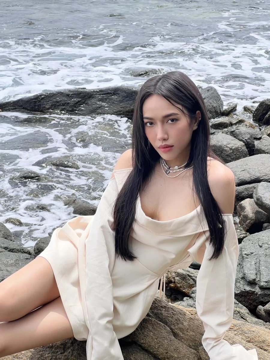 Bé gái dễ thương và nụ cười thiên thần rạng rỡ