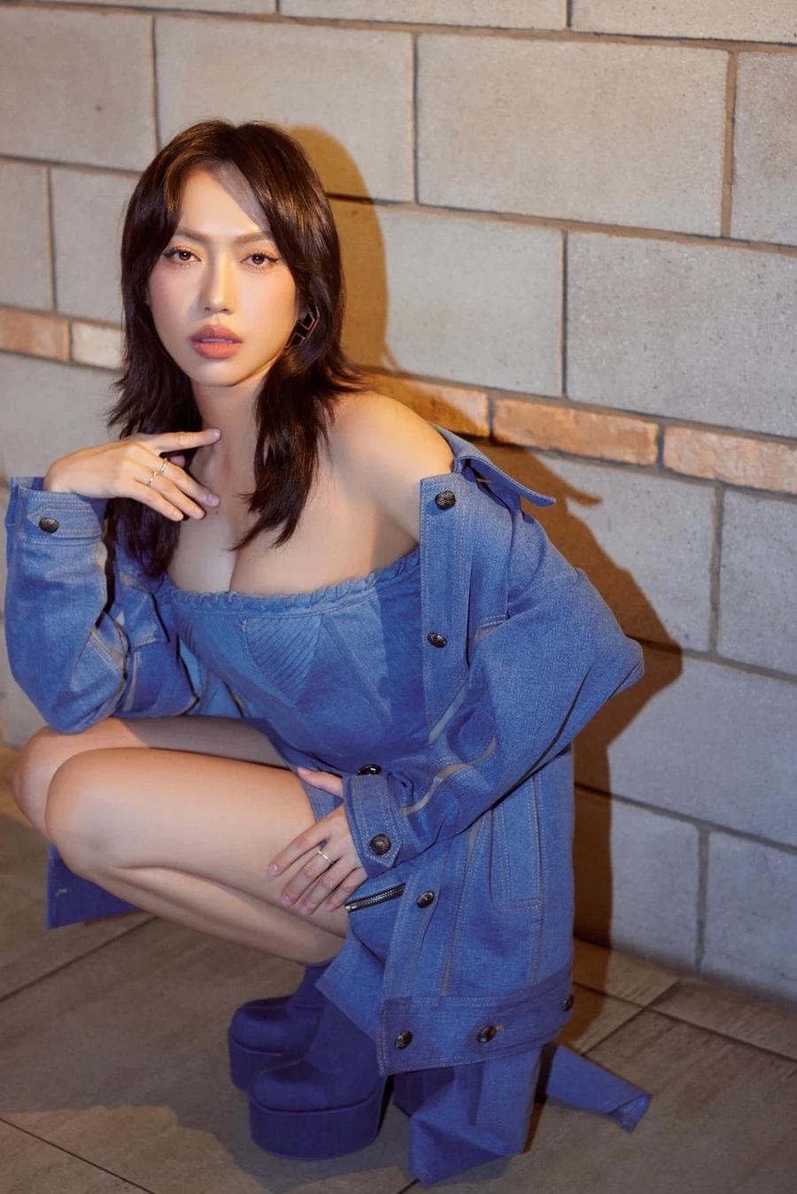 Em bé gái dễ thương và những khoảnh khắc vui đùa