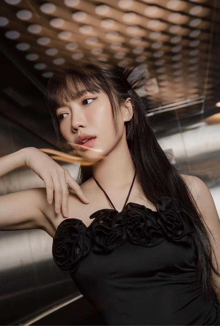 Ảnh bé gái xinh với đôi mắt to tròn, long lanh