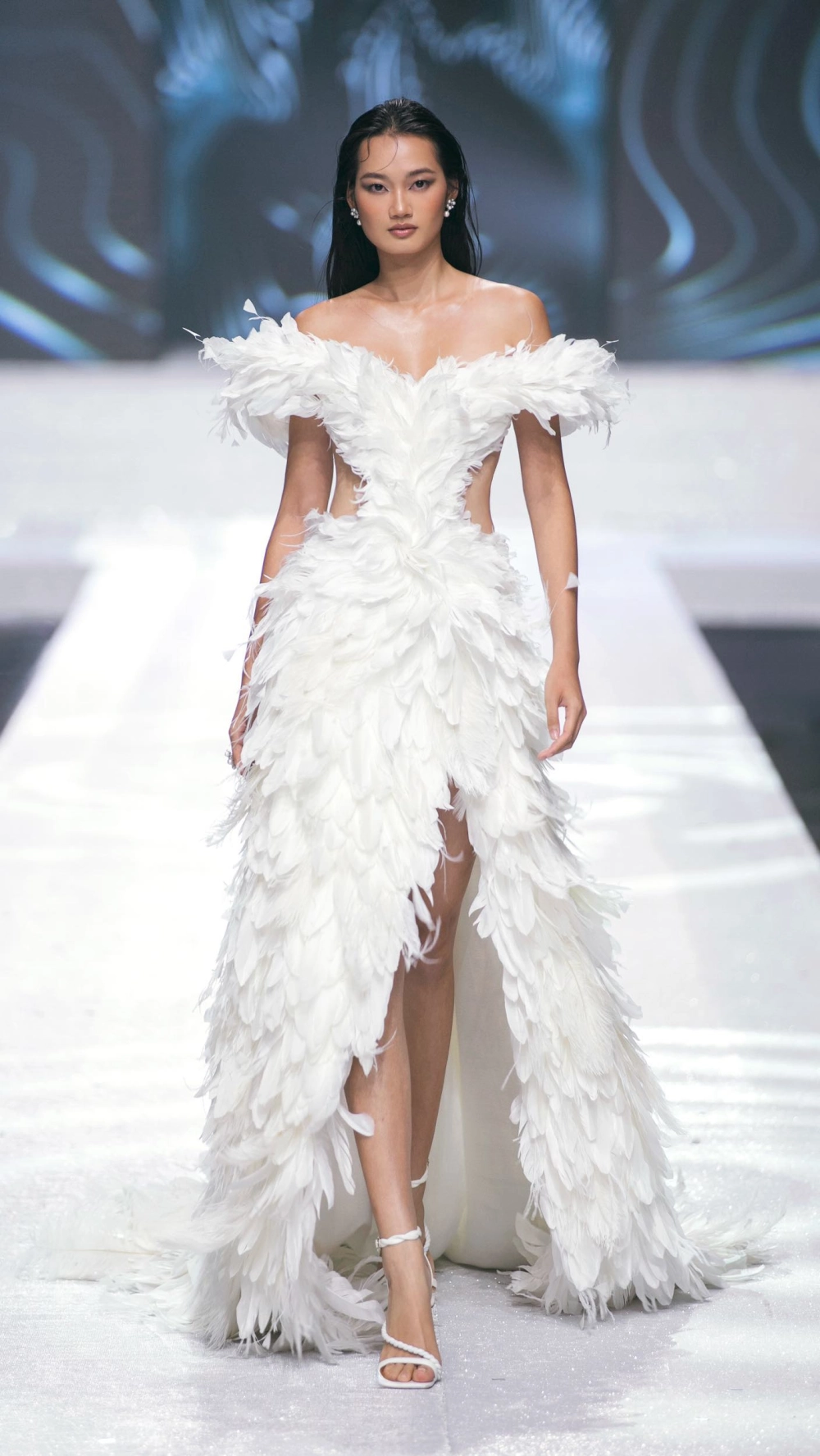 Hình bé gái đáng yêu và nụ cười trong veo, thuần khiết