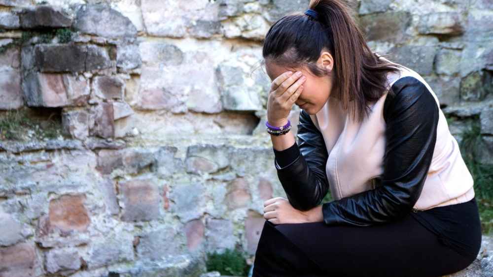 Con gái buồn khóc và bờ vai run lên vì yếu đuối