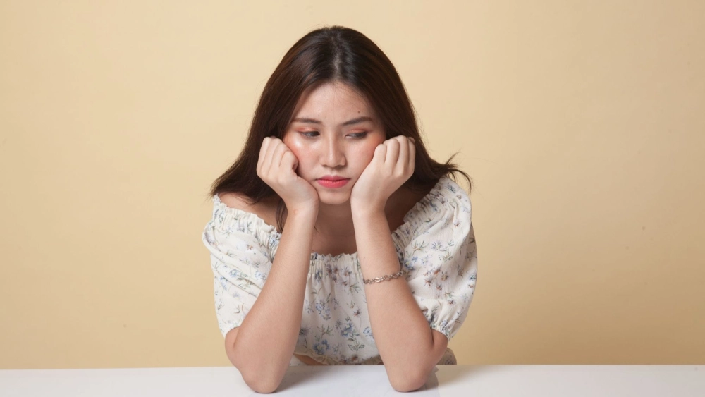 Hình ảnh con gái buồn và đôi mắt ngấn lệ