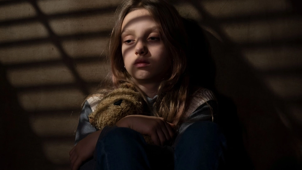 Ảnh con gái buồn khóc và nỗi cô đơn không ai thấu