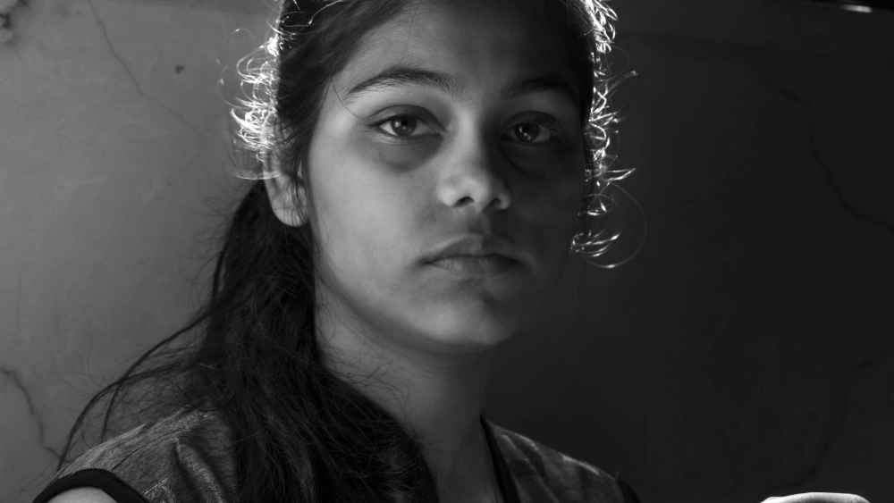 Ảnh đại diện Facebook buồn cho con gái và dòng trạng thái trống rỗng