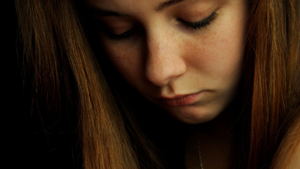 Ảnh buồn con gái và giọt nước mắt lặng lẽ rơi trong đêm