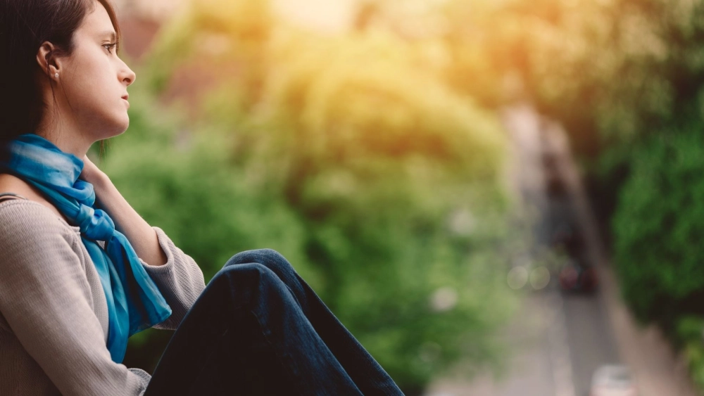 Ảnh gái buồn và góc nghiêng đầy suy tư