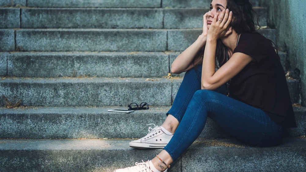 Ảnh buồn gái với ánh mắt xa xăm, vô định