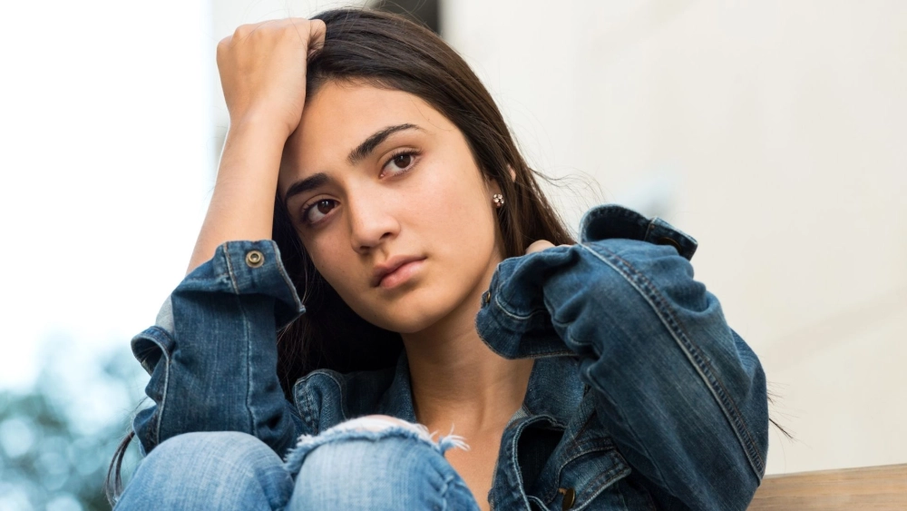 Ảnh con gái buồn tâm trạng một mình giữa góc phố quen