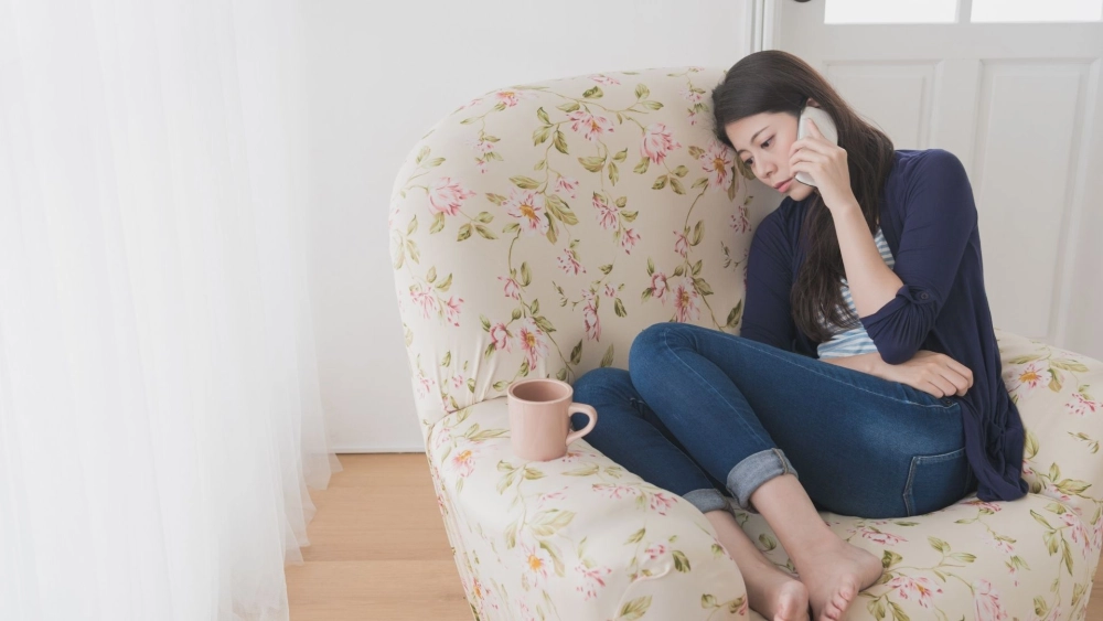 Ảnh cô đơn buồn con gái và chiếc bóng lẻ loi trên tường