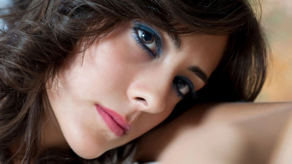 Ảnh cô đơn, buồn con gái trong một chiều mưa tầm tã