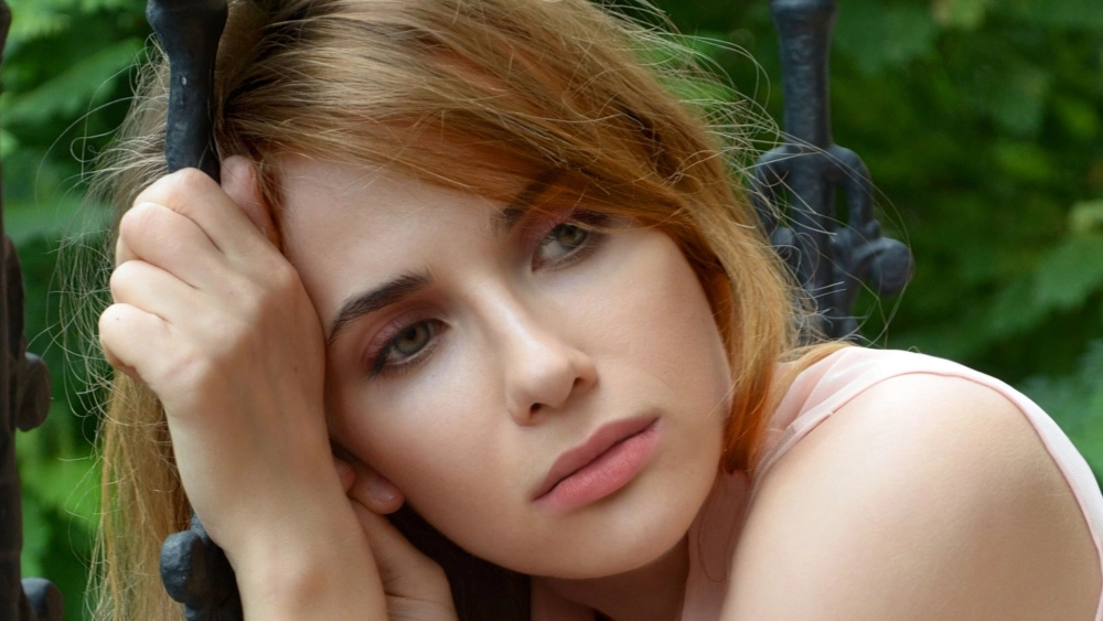 Ảnh cô gái buồn ngồi lặng lẽ bên khung cửa sổ