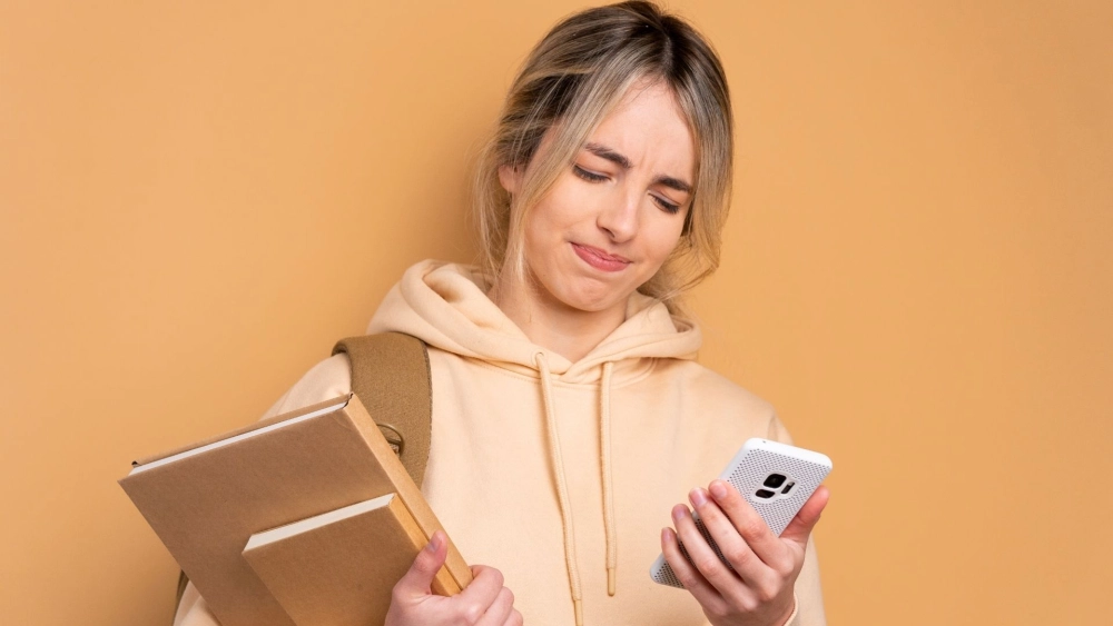 Ảnh đại diện cô gái buồn thay cho lời muốn nói