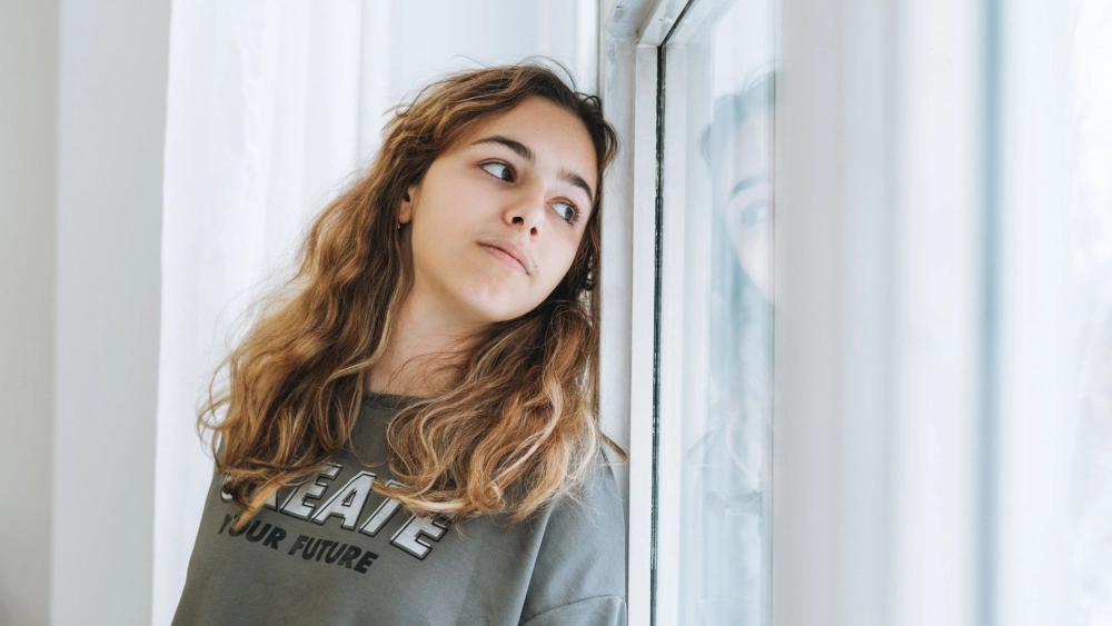 Ảnh cô gái buồn tâm trạng và góc nghiêng đầy cô đơn