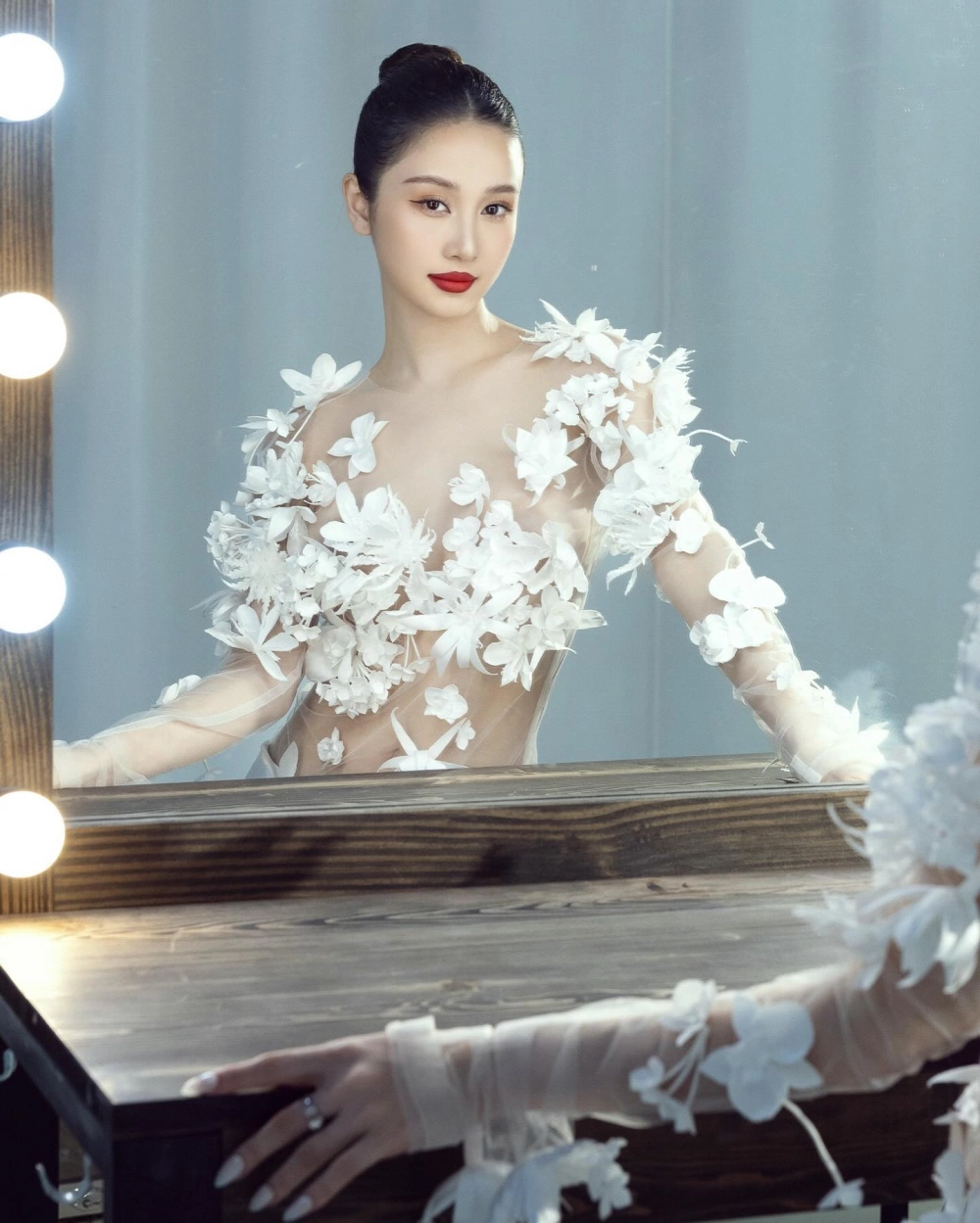 Con gái xinh đẹp thu hút mọi ánh nhìn với thần thái sang chảnh