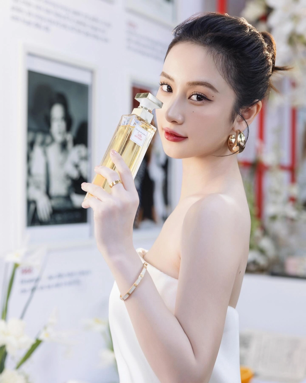 Hình ảnh con gái xinh đẹp trong tà áo dài thướt tha