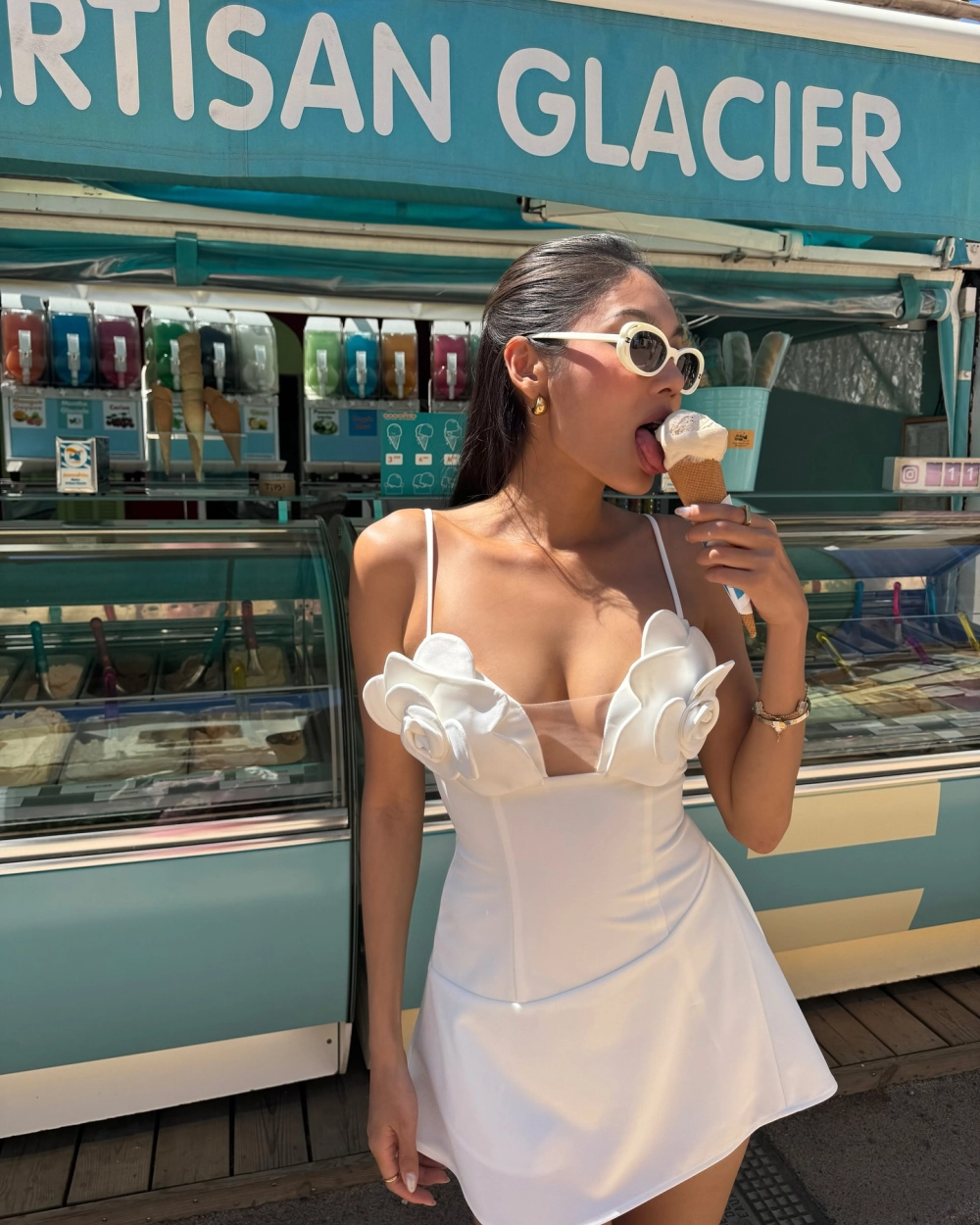 Hình ảnh em bé gái xinh như một thiên thần nhỏ