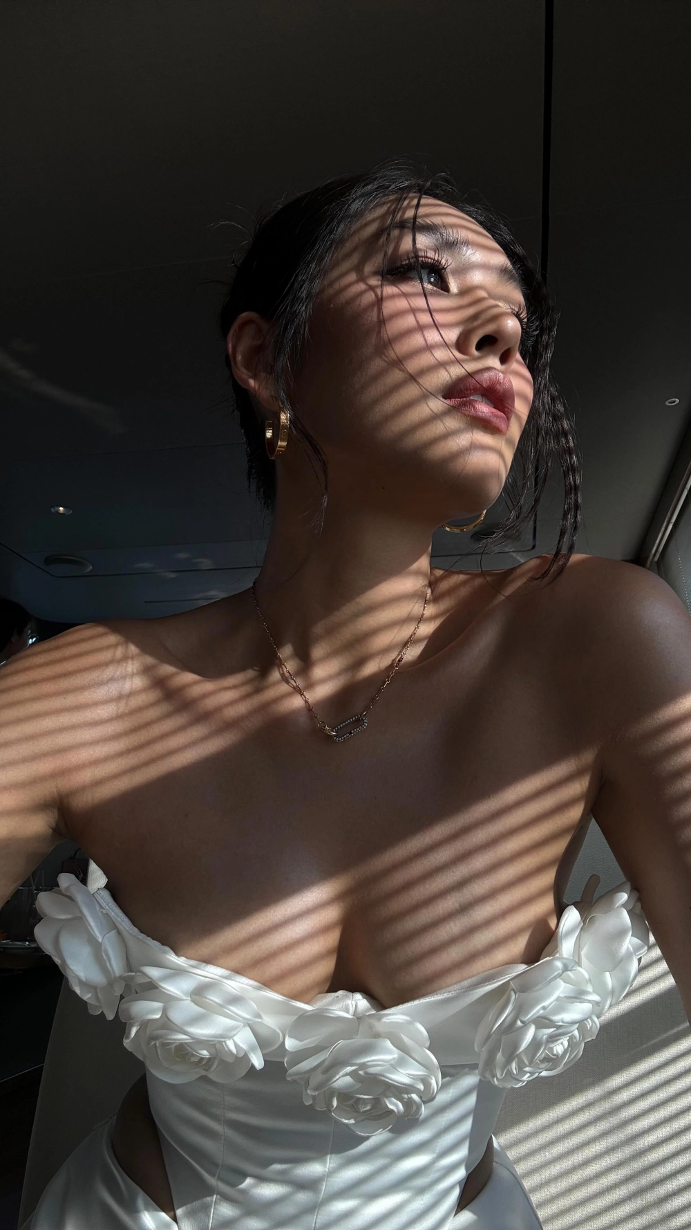 Em gái xinh đẹp với mái tóc dài thướt tha, dịu dàng