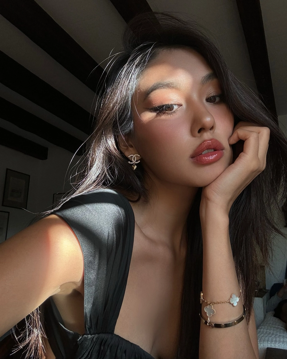 Cô gái xinh đẹp thu hút mọi ánh nhìn