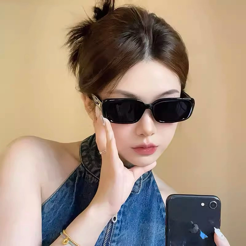 Ảnh gái xinh đeo kính đen đầy cá tính và bí ẩn