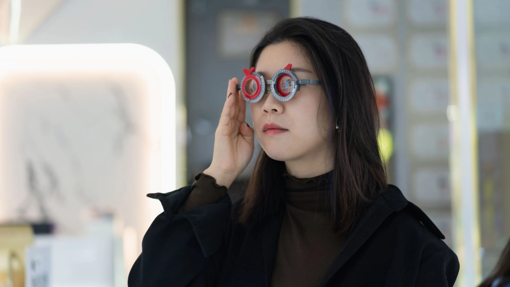 Ảnh gái xinh đeo kính cute với biểu cảm kẹo ngọt