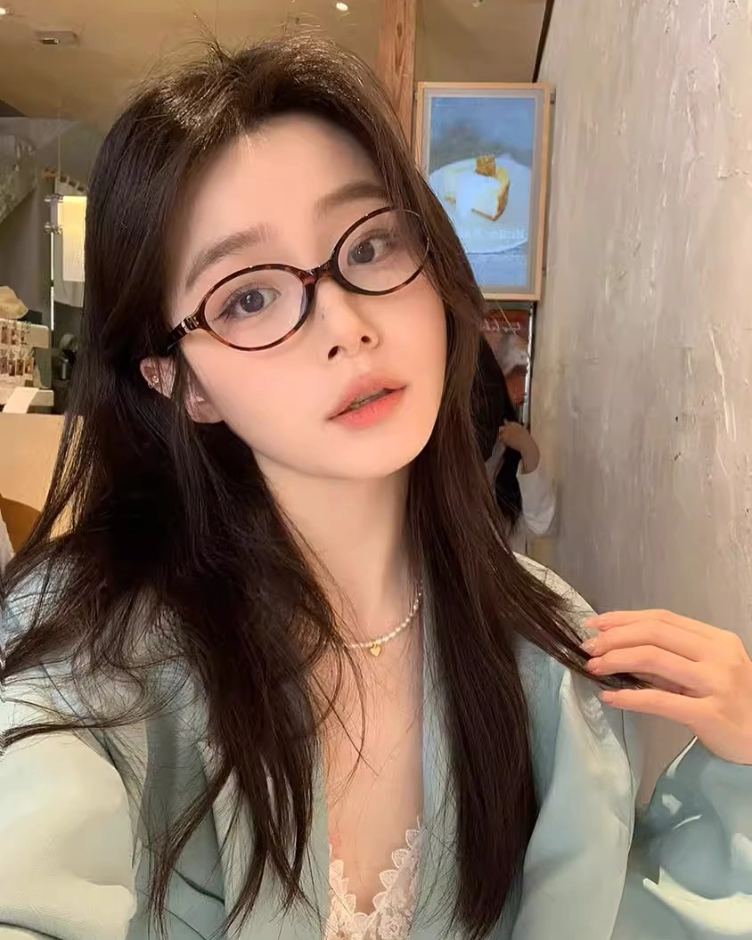 Gái xinh dễ thương và nụ cười trong trẻo, đáng yêu