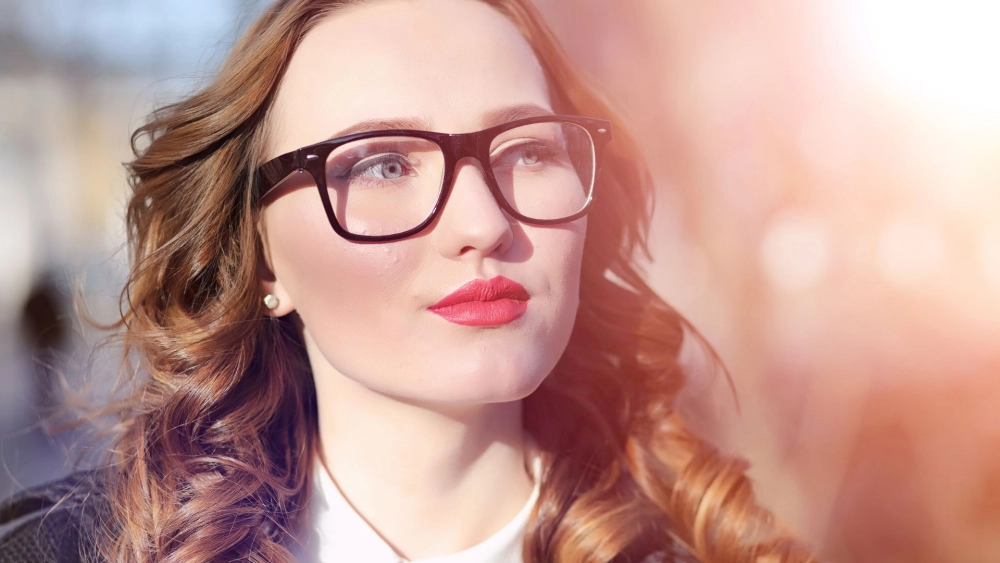 Gái xinh cute đeo kính và nụ cười tỏa nắng rạng rỡ