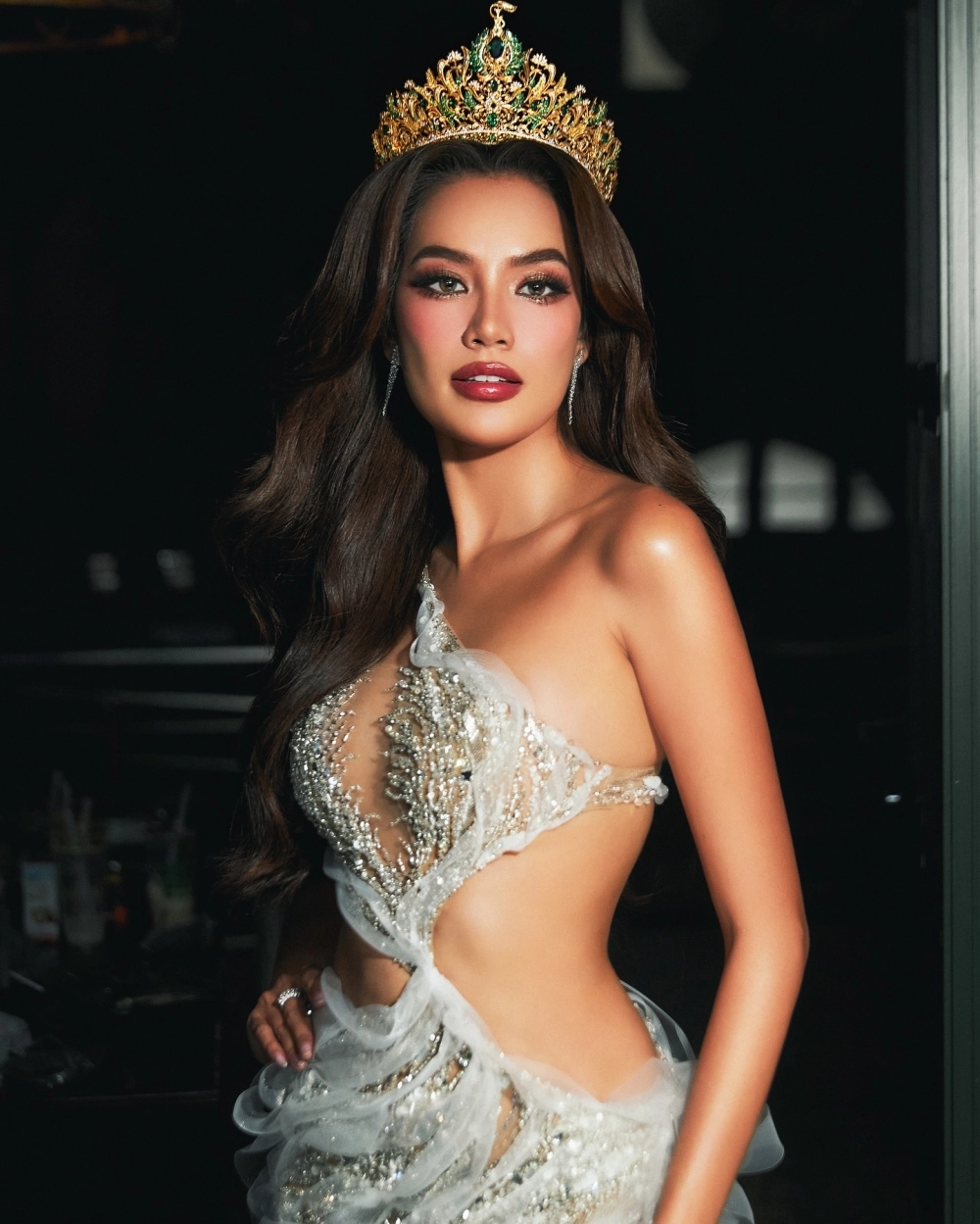 Gái đẹp quyến rũ với thần thái lôi cuốn, đầy mê hoặc