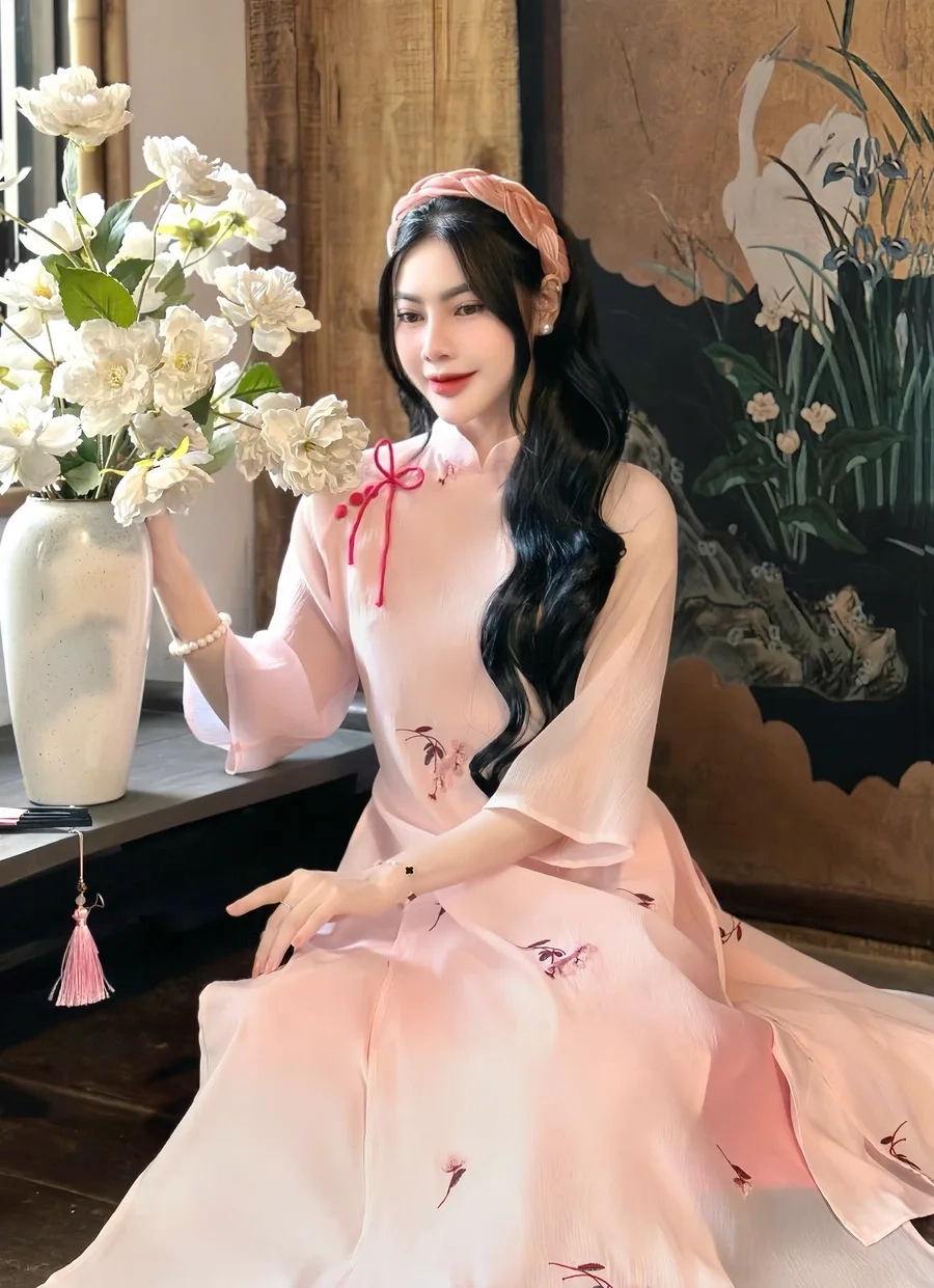 Gái đẹp mặc áo dài thướt tha và đầy dịu dàng