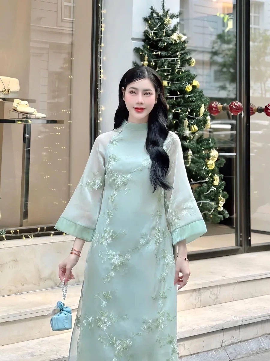 Hình ảnh cô gái mặc áo dài duyên dáng bên nhành hoa phượng