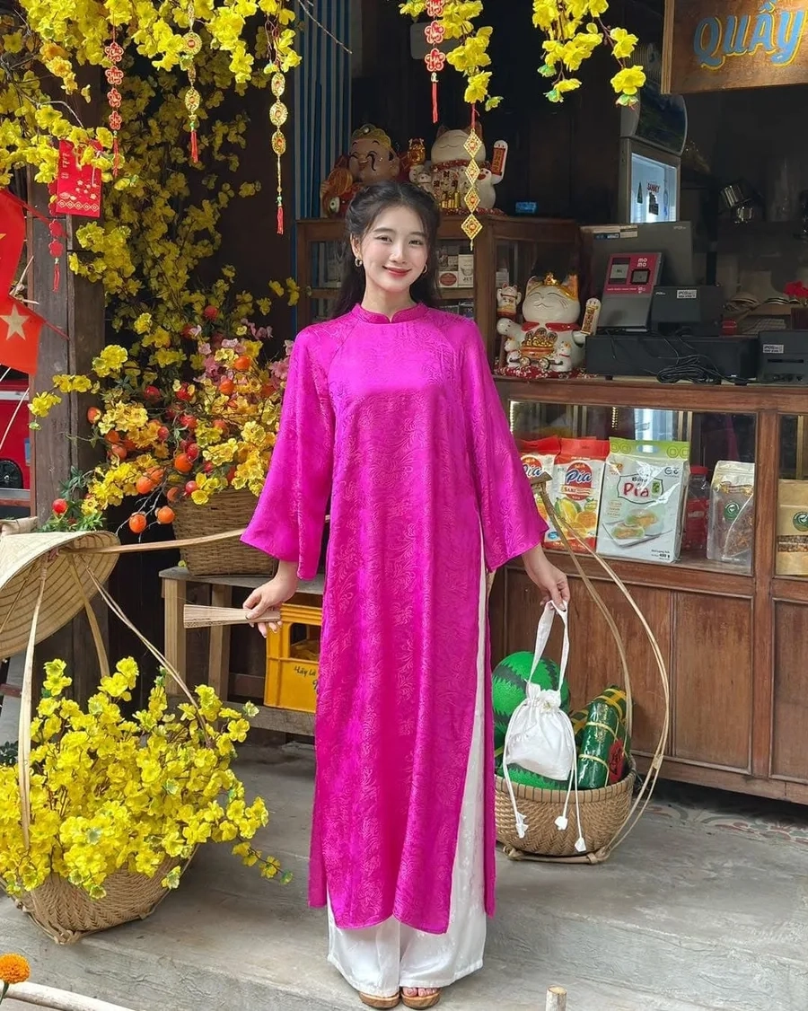 Hình ảnh cô gái mặc áo dài trắng và vẻ đẹp trong trẻo, thuần khiết