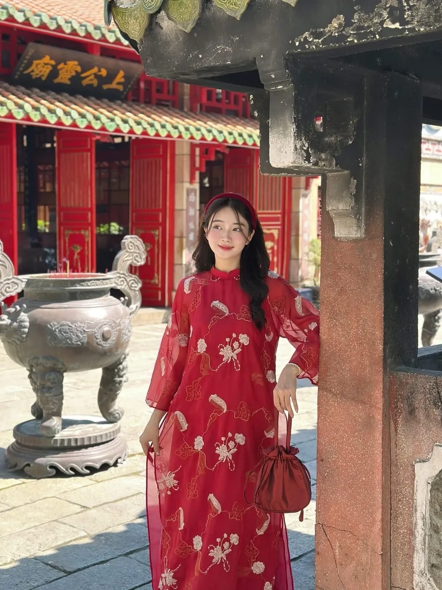 Hình ảnh cô gái mặc áo dài đẹp và nụ cười tỏa nắng rạng rỡ