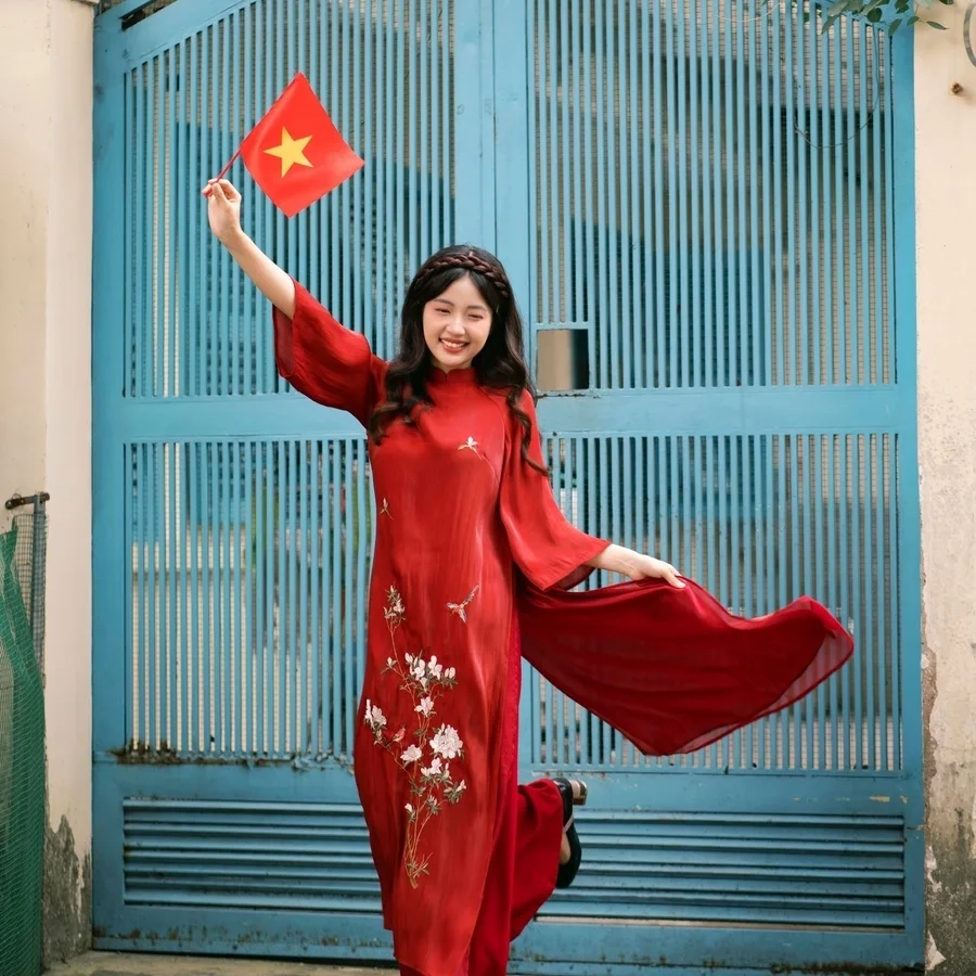 Hình ảnh cô gái mặc áo dài mỏng và nét gợi cảm tinh tế