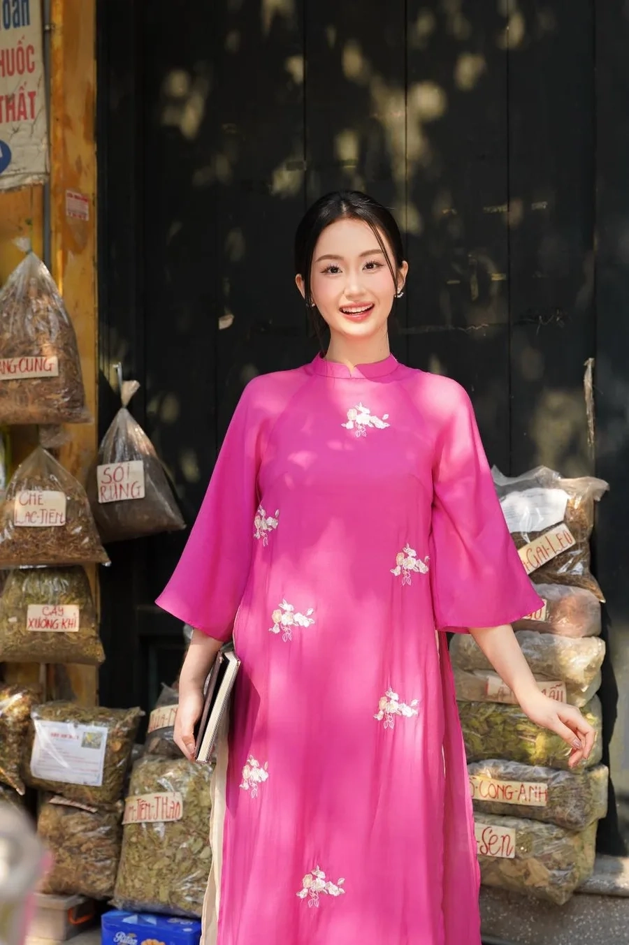 Hình gái đẹp áo dài mỏng và chất liệu vải xuyên thấu