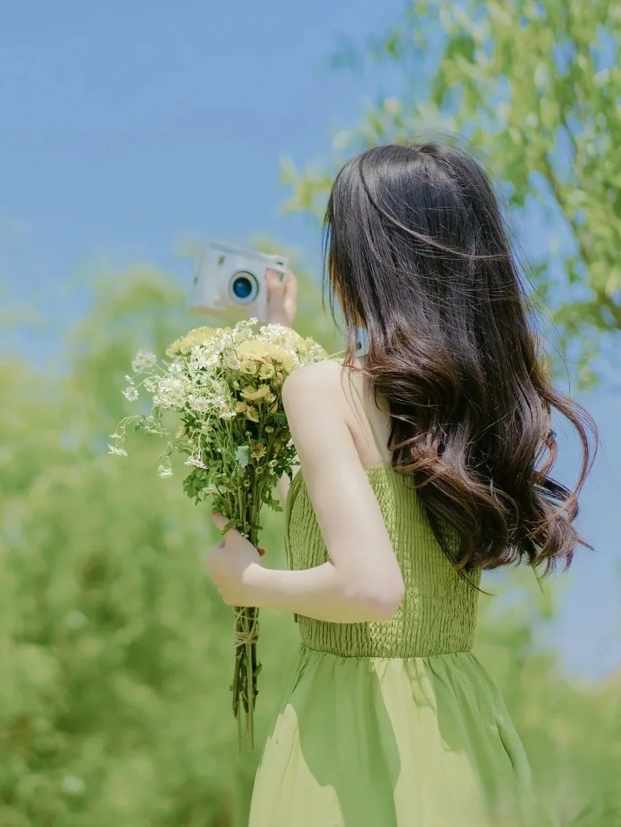 Gái đẹp tóc dài che mặt với góc nghiêng thần thánh