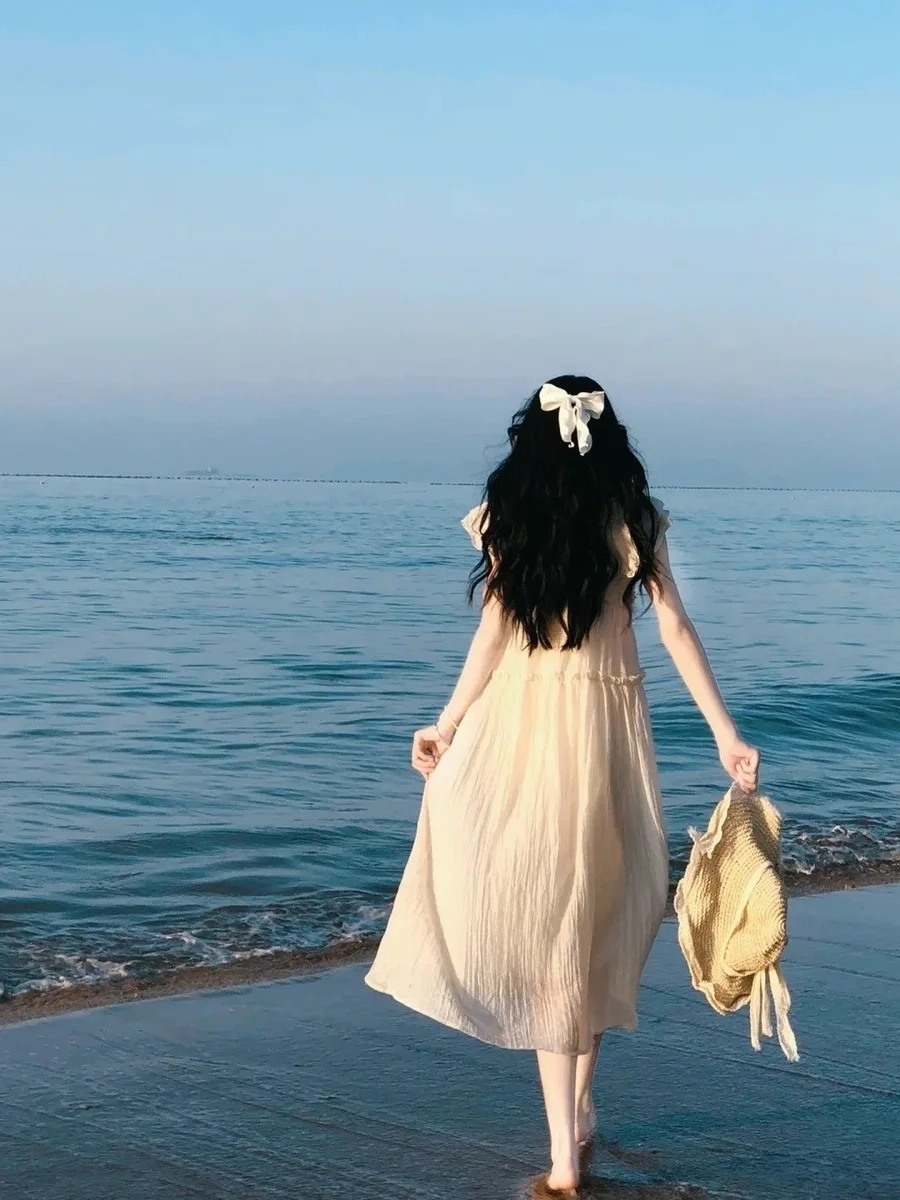 Gái xinh tóc dài đeo mắt kính che mặt và vẻ đẹp đầy tri thức