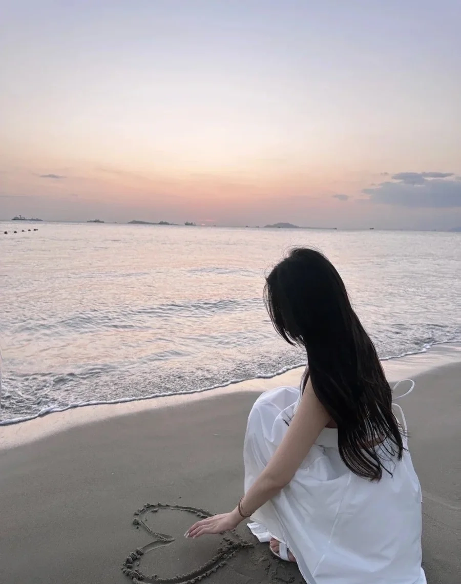 Hình gái xinh đeo mắt kính tóc dài che mặt đầy bí ẩn