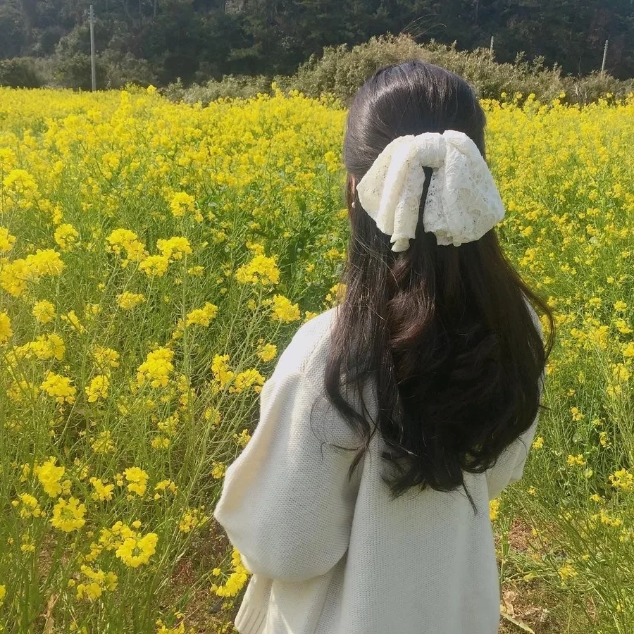 Gái xinh tóc dài che mặt và vẻ đẹp bí ẩn sau bó hoa