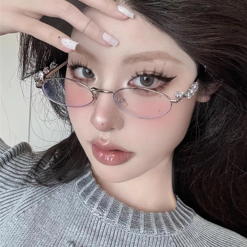 Gái xinh đeo kính cute với biểu cảm kẹo ngọt đốn tim