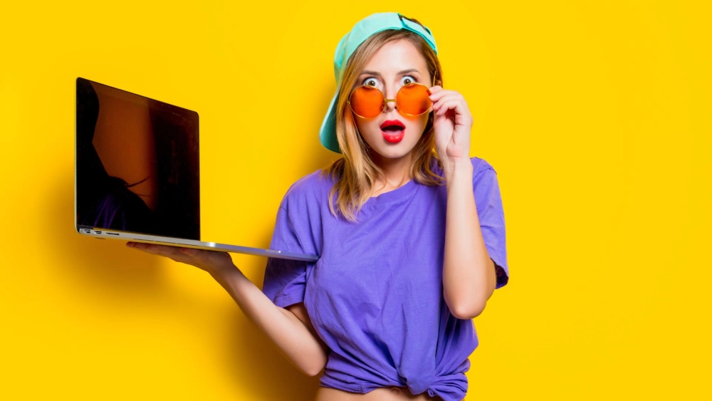 Gái cute đeo kính và nụ cười tỏa nắng rạng rỡ