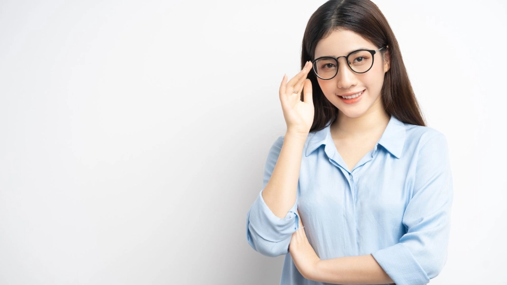 Gái xinh tóc dài đeo kính và vẻ đẹp dịu dàng, nữ tính