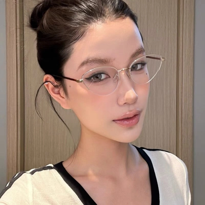 Ảnh gái tóc dài đeo kính thướt tha trong tà áo dài