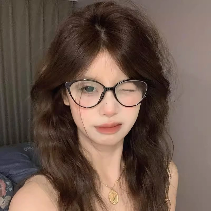 Hình gái xinh đeo kính trong thư viện đầy mộng mơ