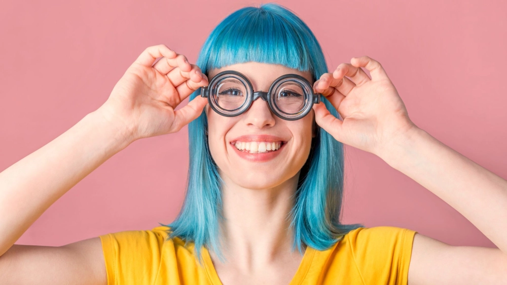 Ảnh cô gái đeo kính và đôi mắt đầy bí ẩn sau cặp kính